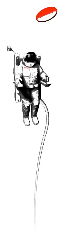 Hier schwebt Astro Heinz, ein einsamer Astronaut im Weltraum der eine Frisbeescheibe ergreifen will